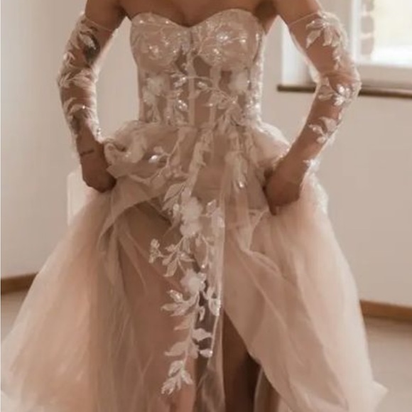 BRAND NEW, NEVER WORN, UNALTERED Watters WToo “Austin” wedding gown - Picture 6 of 15